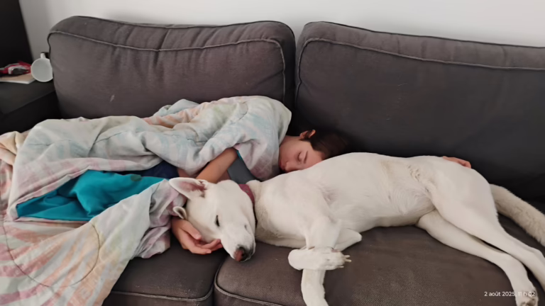 Thalie en présence de son chien de support émotionel, Pucci, une semaine avant son départ