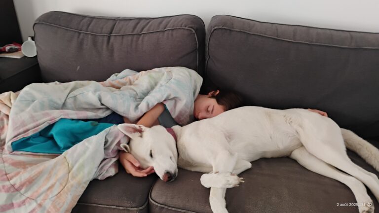 Thalie en présence de son chien de support émotionel, Pucci, une semaine avant son départ